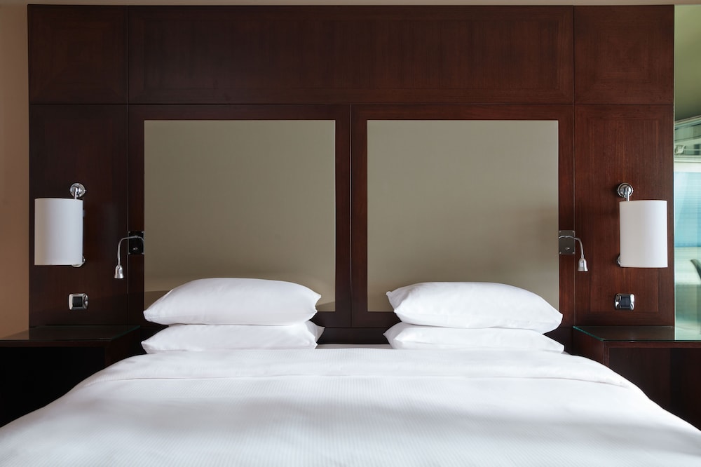 Room, 1 King Bed, Partial Sea View - Photo 2