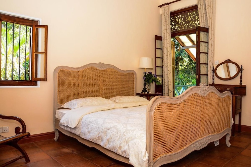 Luxury Suite, 1 King Bed, Hill View photo 3