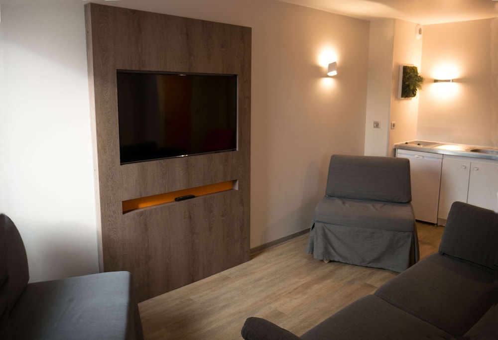 Junior Suite, 1 King Bed, Non Smoking, Pool View (with Single Sofabed;with Sofabed) photo 3