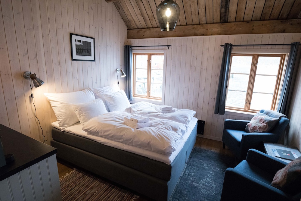 1-bedroom Deluxe rorbu cabin with sea view - no cooking facilities photo 1