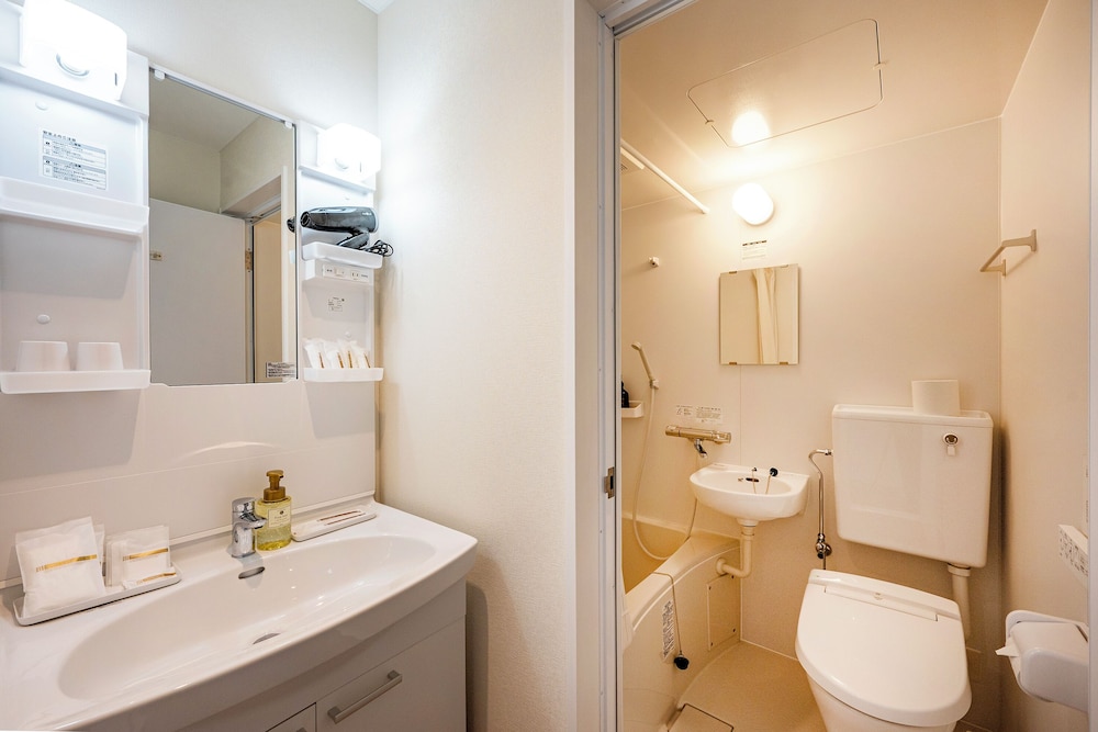 Basic Twin Room, Partial Lake View photo 3