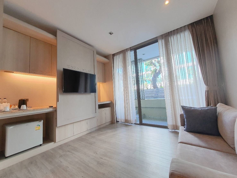 Deluxe Room, 1 King Bed, Pool Access - Photo 5