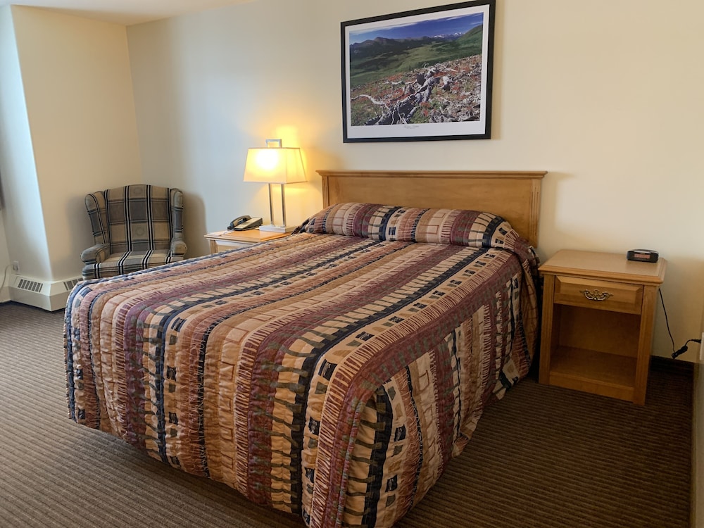 Basic Single Room, 1 Queen Bed photo 2