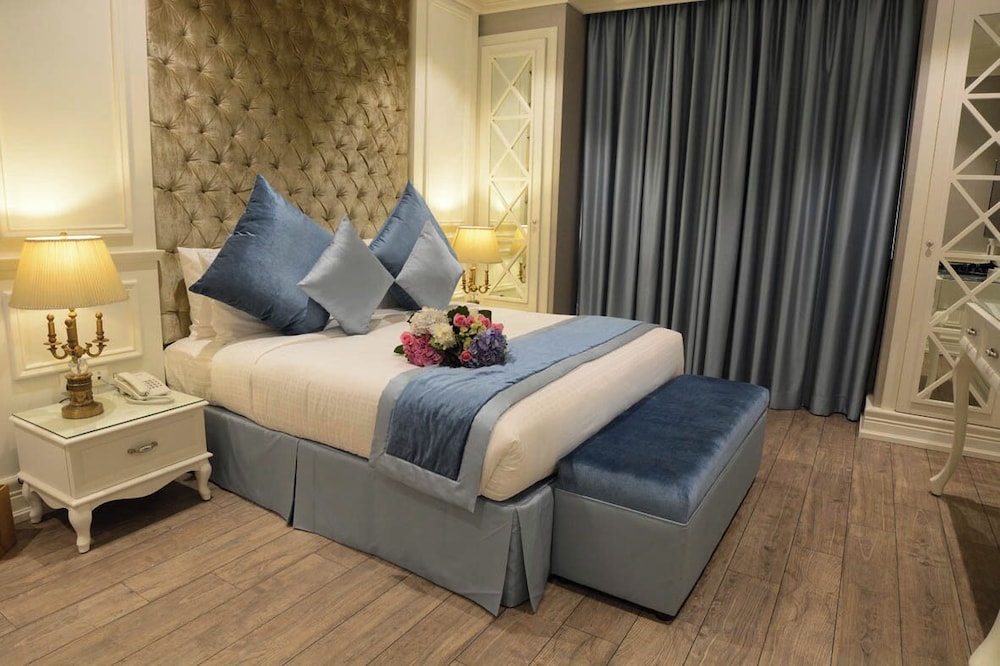 Deluxe Room, 1 King Bed photo 3