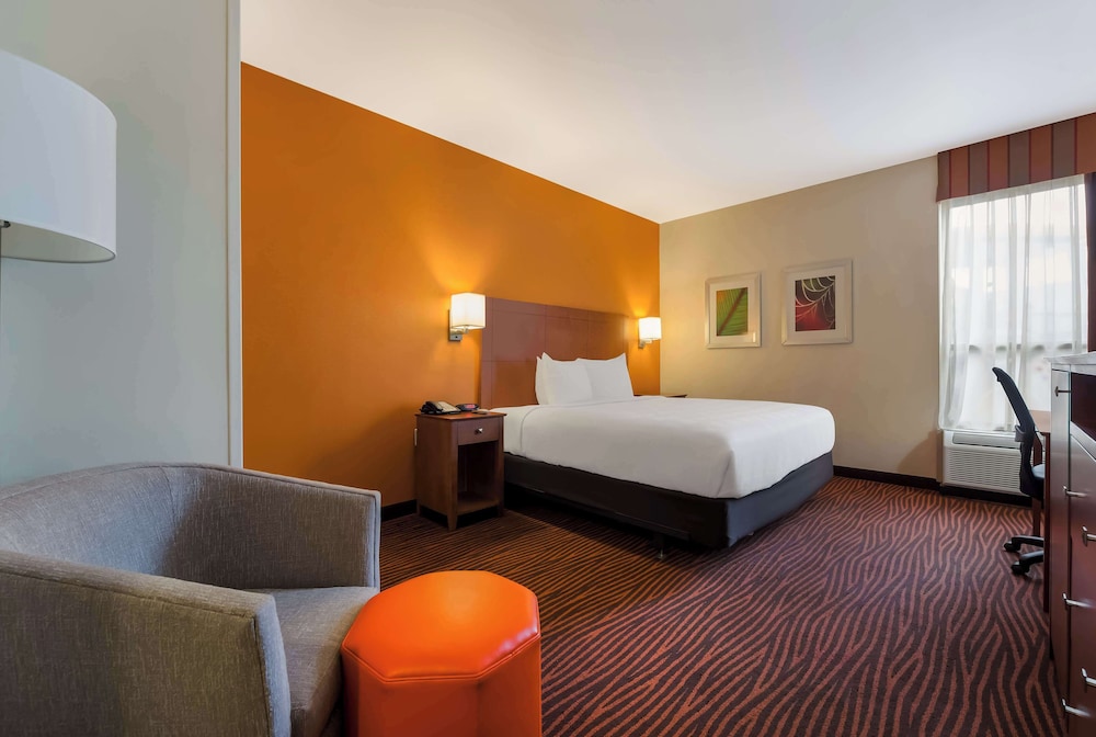 Standard Room, 1 King Bed, Accessible, Bathtub - Photo 1