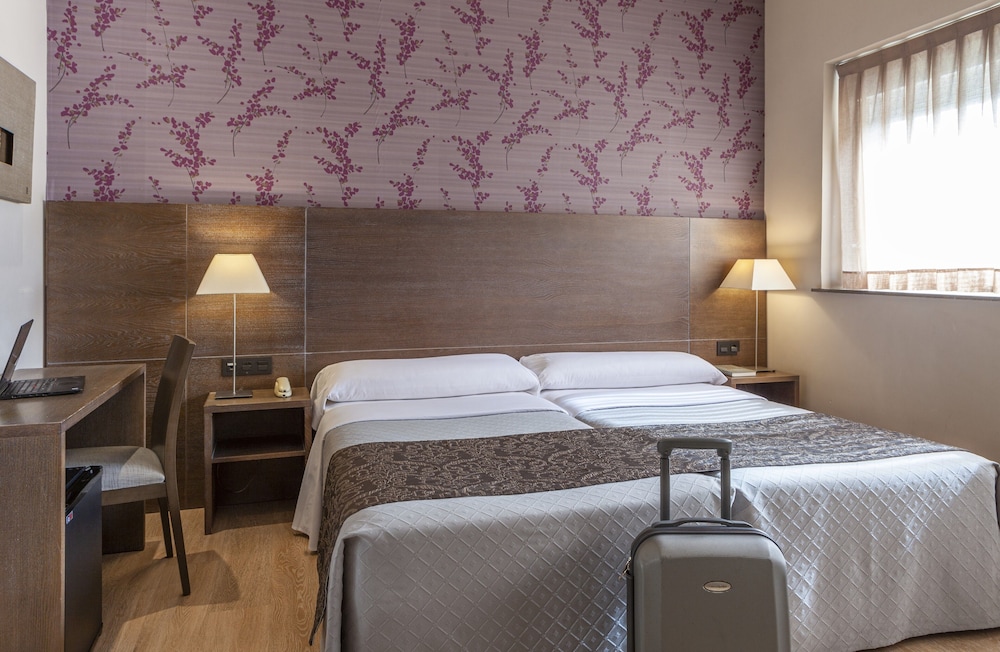 Twin Room - Photo 13
