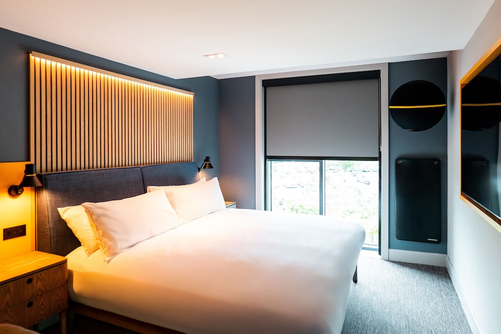Club Room (FREE Gym & Pool Access)