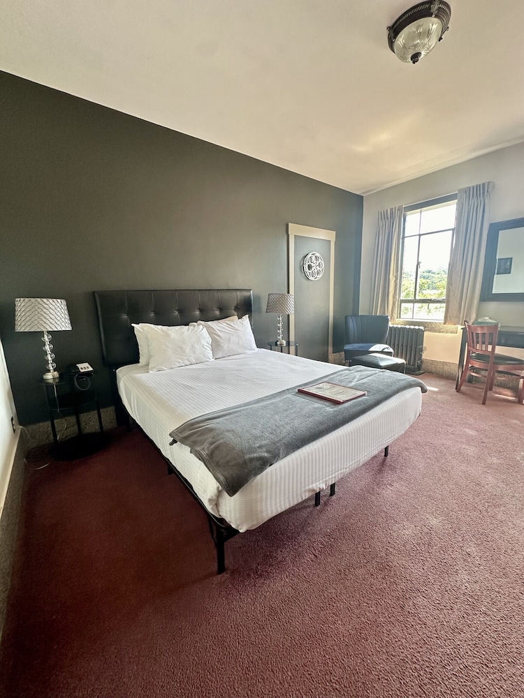 Superior Double Room, Accessible, Ensuite (Rooftop View Queen) photo 3