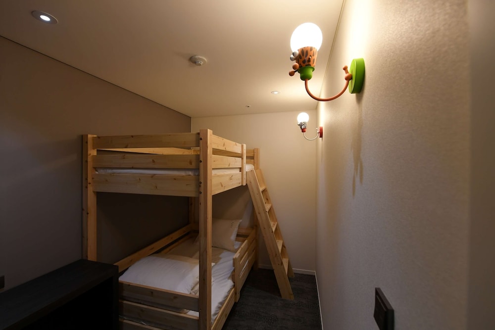 Family Room, Multiple Beds, Non Smoking, Refrigerator - Photo 3