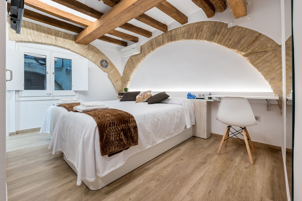 Twin Room, Courtyard View (2)