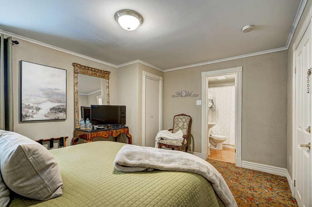 Comfort Room, 1 Queen Bed (Rowe) photo 3