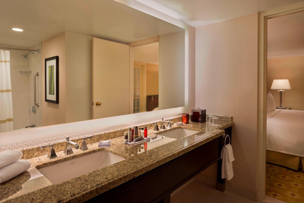Club Suite, 1 King Bed - Photo 5