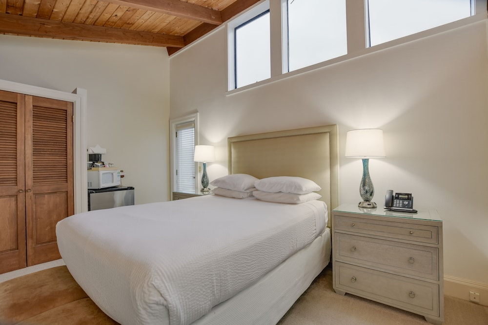 Flagship Queen Guest Room - Narrow Ocean View photo 3