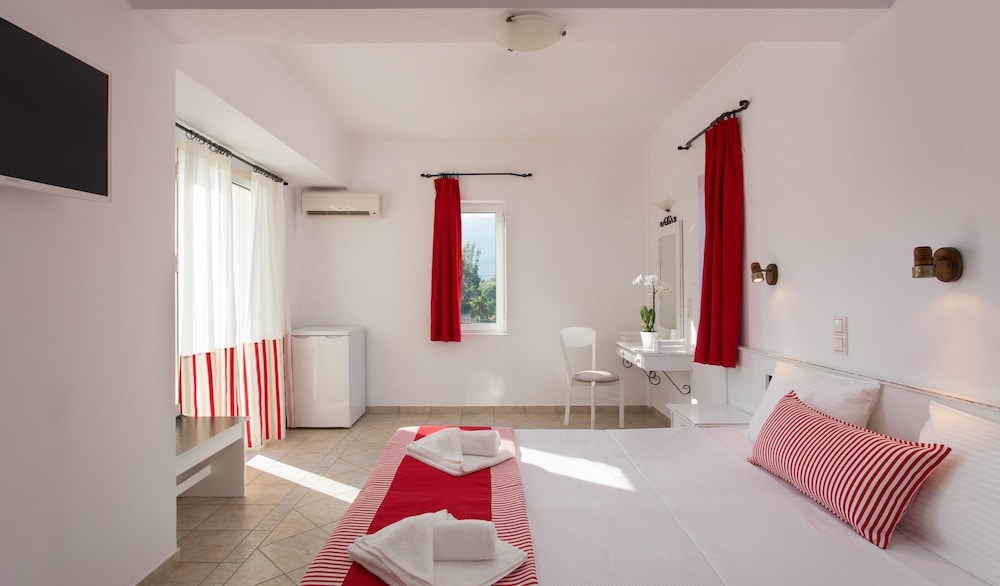 Standard Double Room, Patio, Partial Sea View