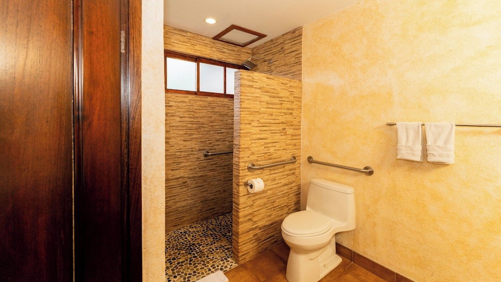 Deluxe Room with King Bed photo 2