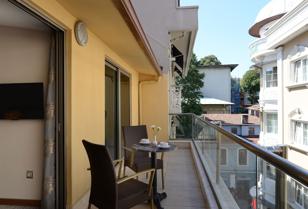 Family Suite, Multiple Bedrooms, Balcony, City View photo 2