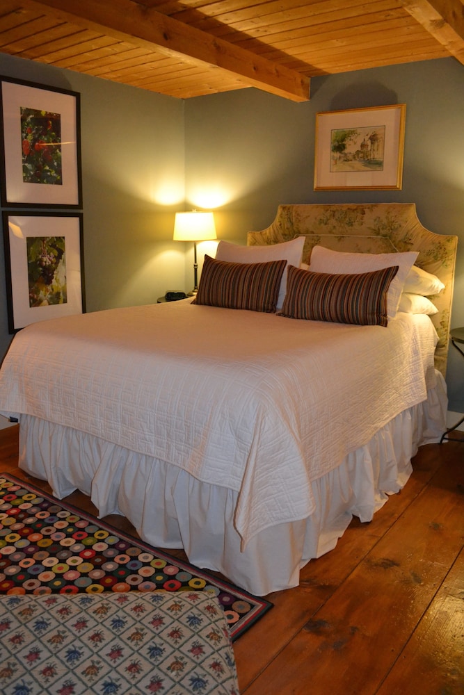 Queen Room photo 1