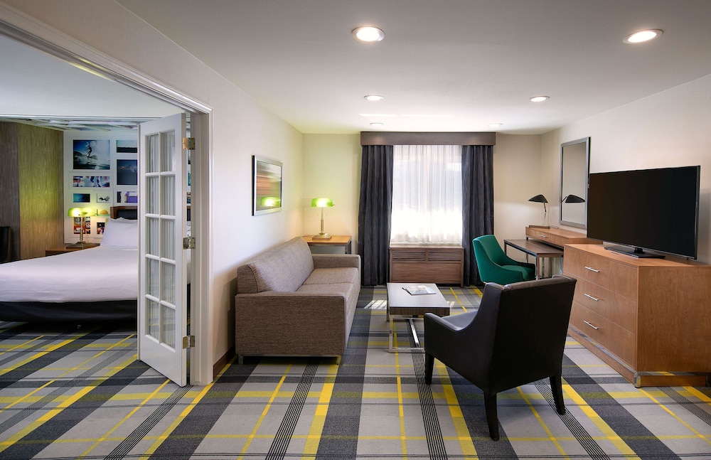 Suite, 1 King Bed (Professor) - Photo 1