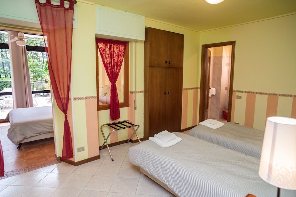 Basic Quadruple Room photo 2