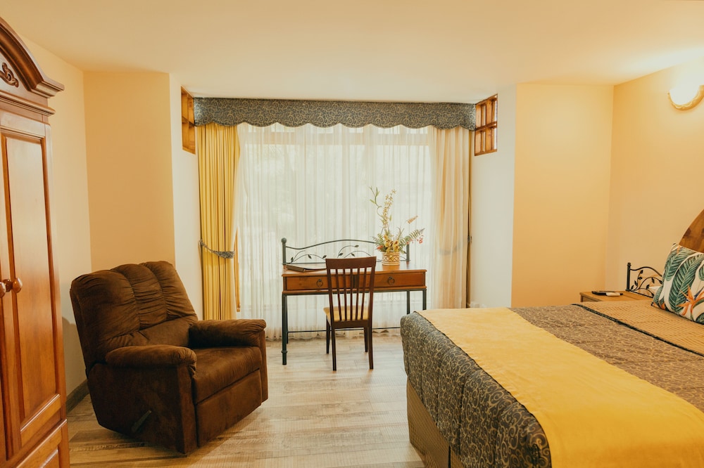 Junior Suite, 2 Queen Beds - Photo 6