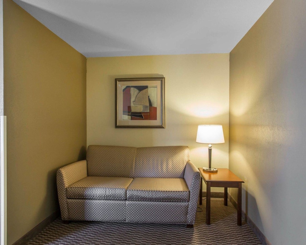 Non-Smoking King Suite - Photo 2