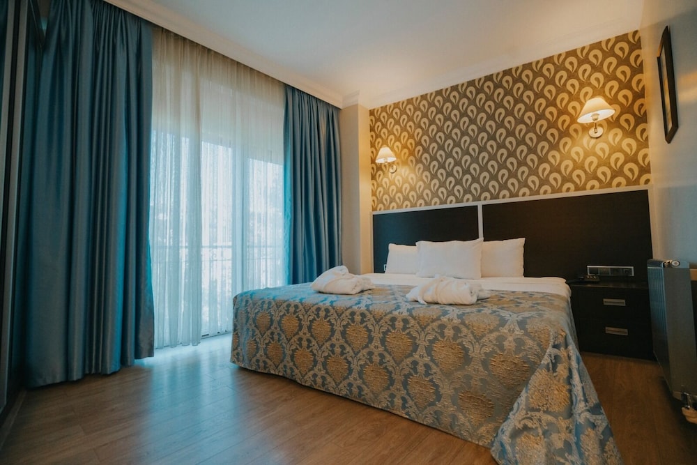 Junior Suite, 1 King Bed With Sofa Bed, Private Bathroom, Garden View