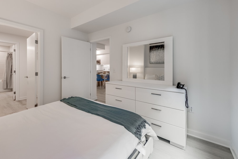Luxury Apartment, 2 Bedrooms (Room décor/layout/colors vary by unit) - Photo 6