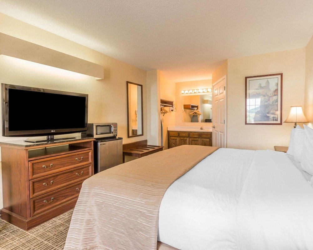 Standard Room, 1 King Bed, Smoking photo 1