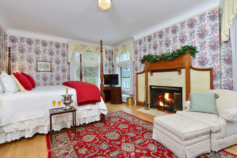 Romantic Room, 1 King Bed, Fireplace photo 1