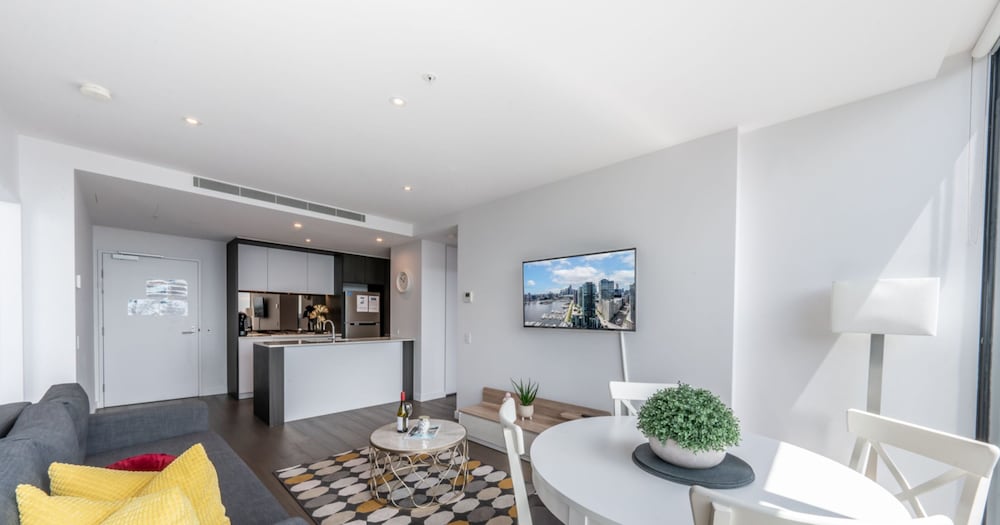 Sky High 2 Bedroom 2Bathroom Apartment with Stadium & Harbour Views - Photo 5