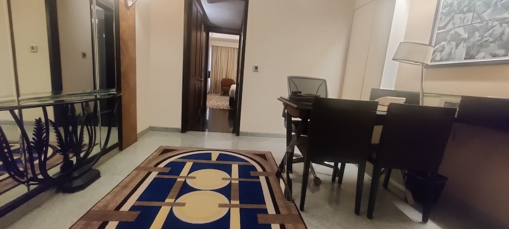 Executive Suite, 2 Twin Beds - Photo 1