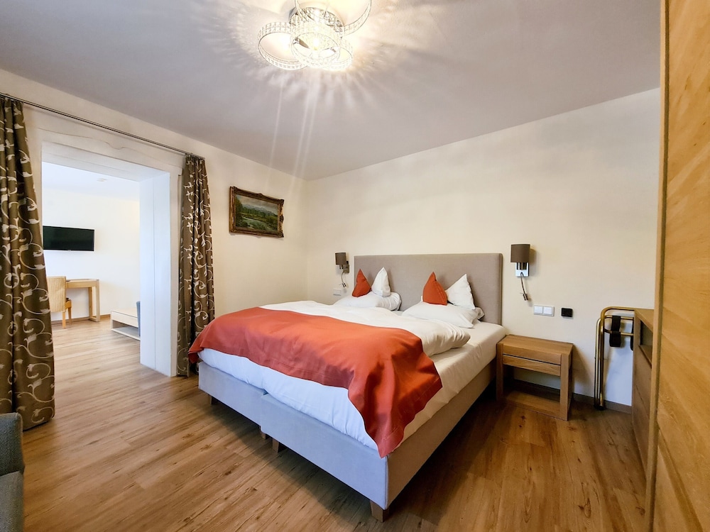 Junior Room, 1 Queen Bed, Mountain View, Garden Area photo 2