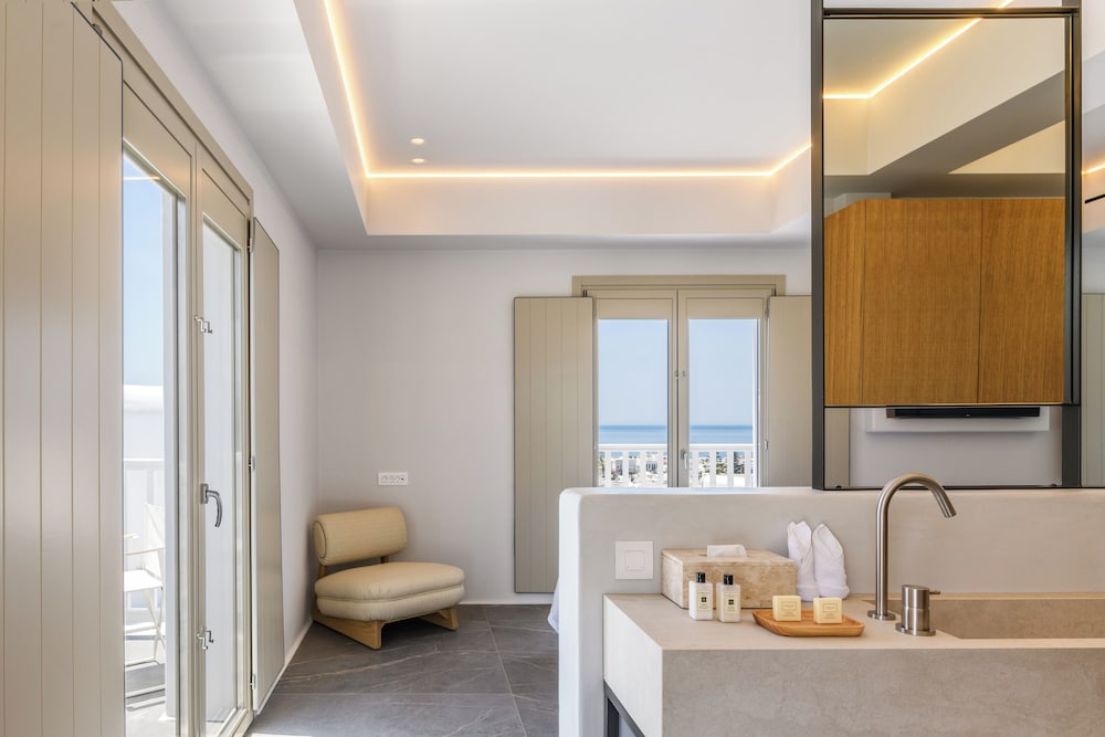 Luxury Studio Suite, 1 King Bed photo 3