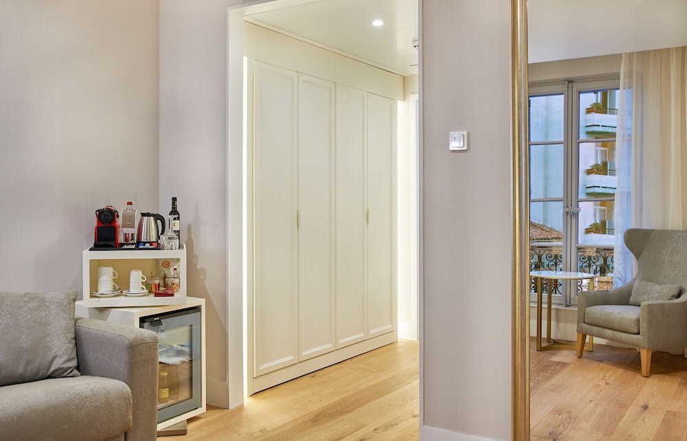 Suite (Extra Bed 2 adults + 2 children)