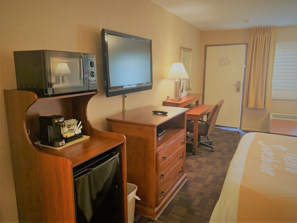Standard Room, 1 King Bed photo 3