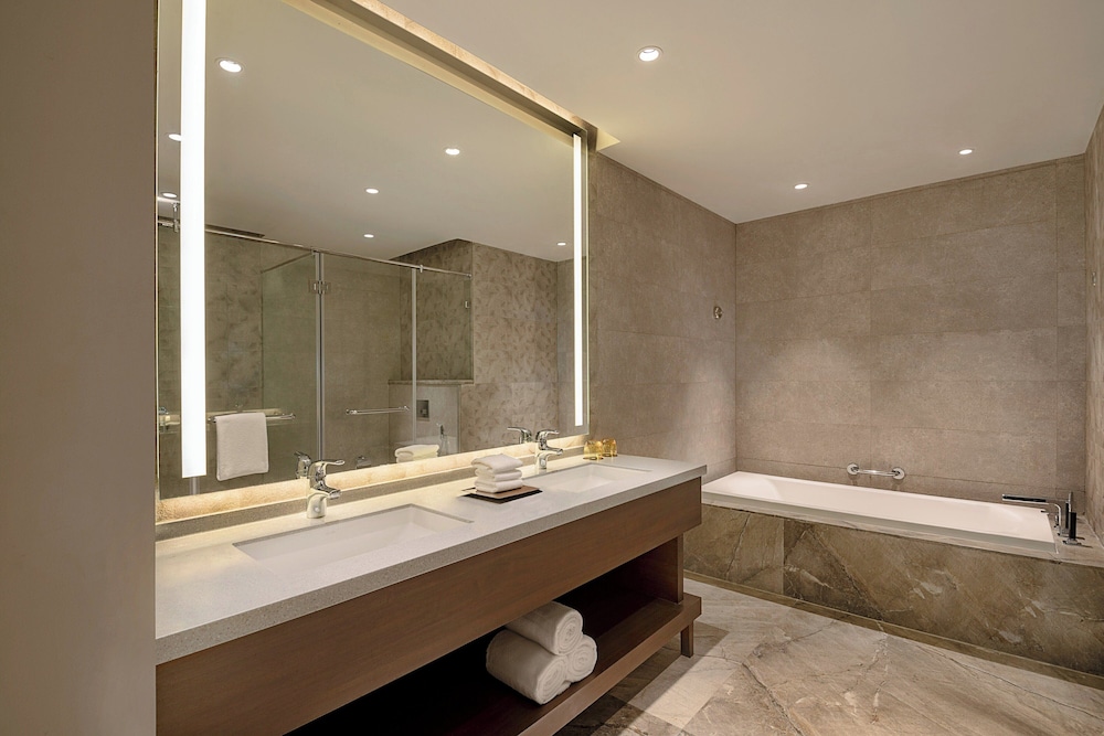 Executive Suite, 1 King Bed, City View