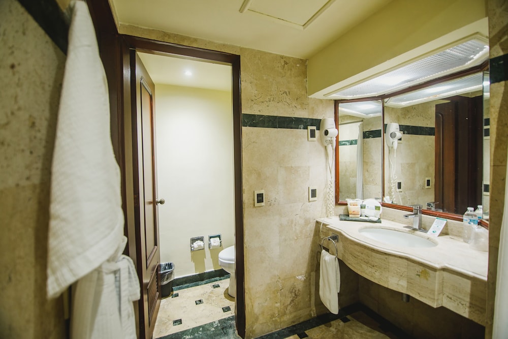 Superior Room, 2 Queen Beds - Photo 5