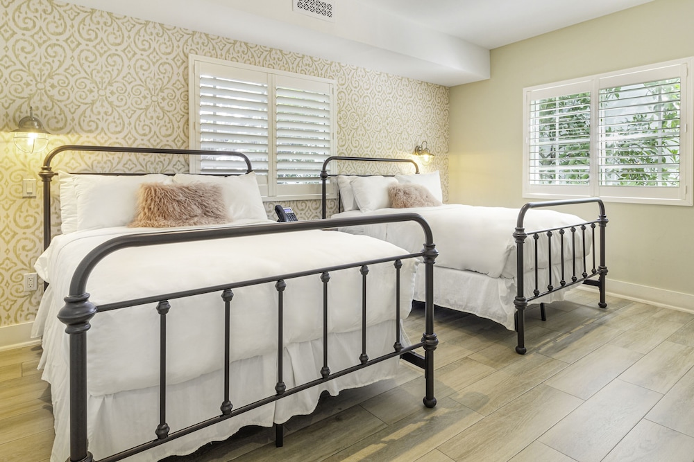 Classic Room, 2 Double Beds thumbnail 5