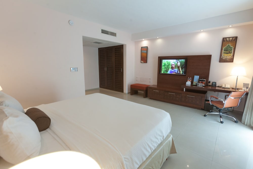 Deluxe Room, 1 King Bed, Accessible photo 2