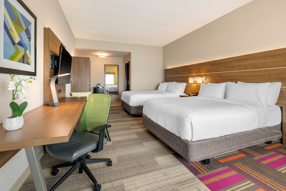 Suite, 2 Queen Beds - Photo 8