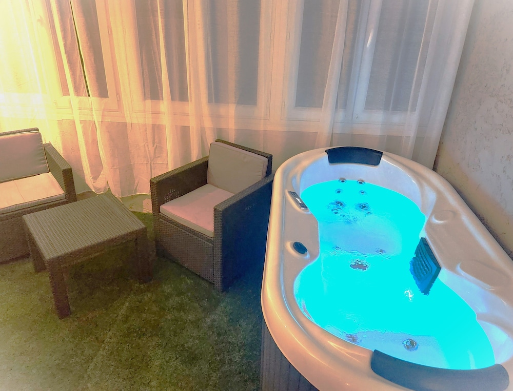 Junior Room, Non Smoking, Hot Tub photo 1