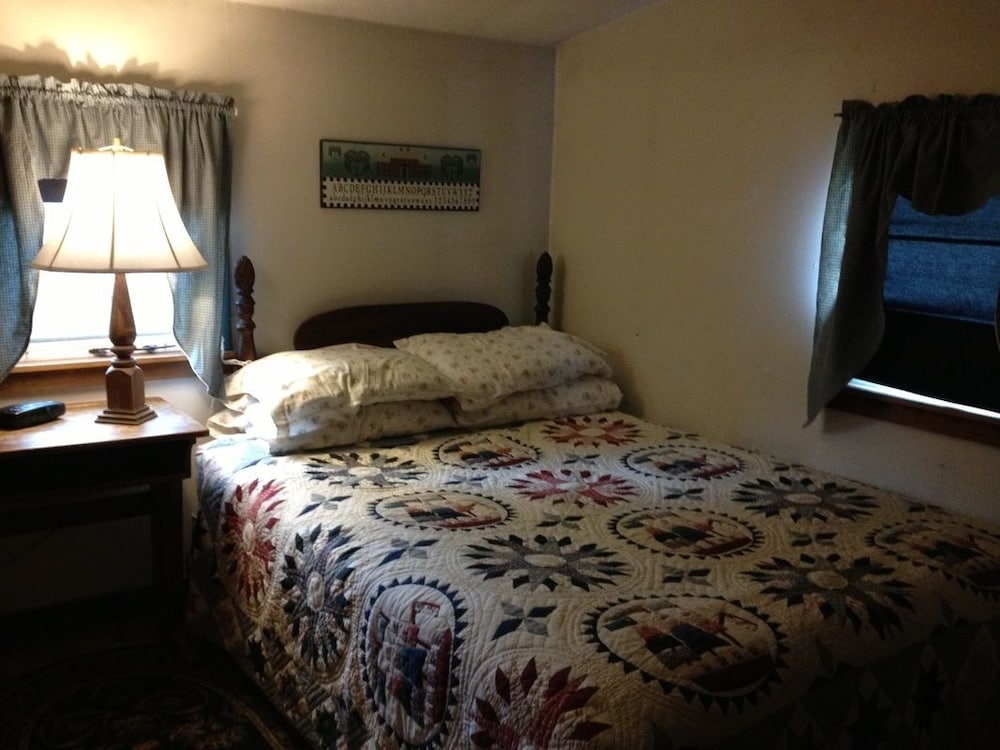 Willow Cottage, 1 Queen Bed, 1 Twin Size Bunkbeds, 1 Full Futon photo 3