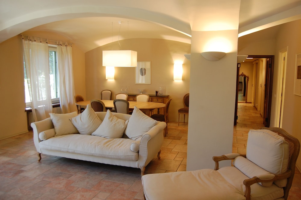 Villa - Photo 1
