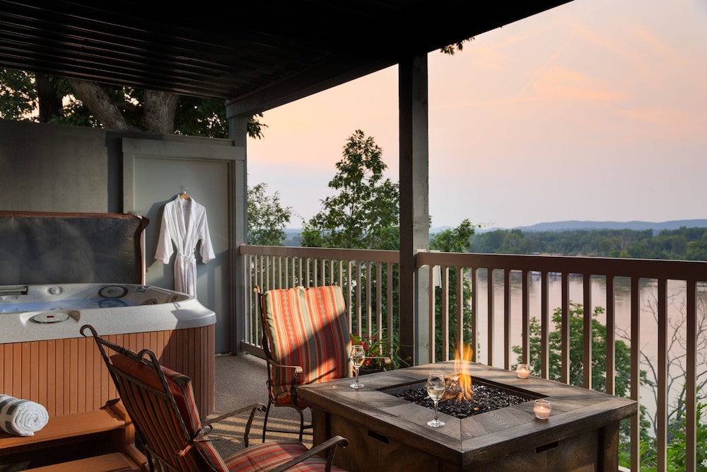 Deck-level Cottage Suite photo 3