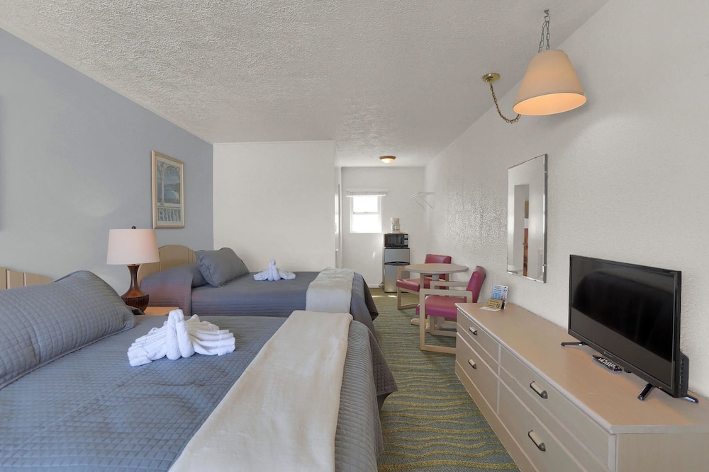 Standard Room, 2 Queen Beds photo 3