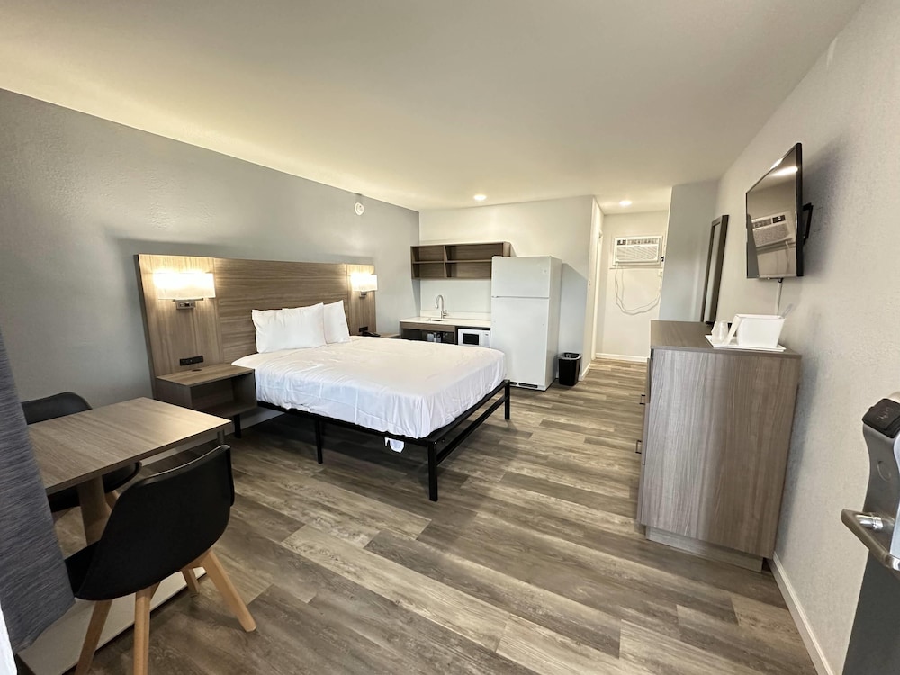 Room, 1 Queen Bed, Non Smoking - Photo 4