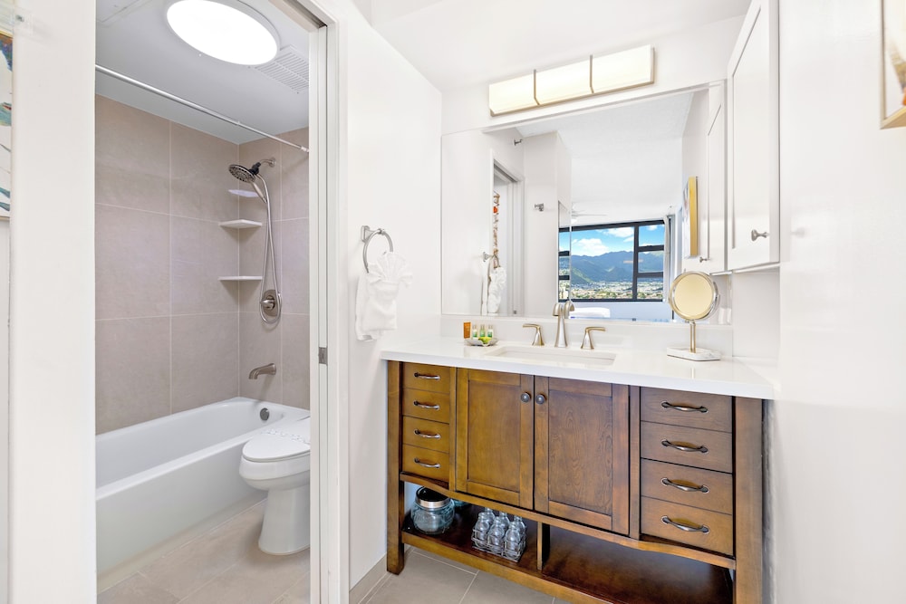 High Floor Mountain View Condo with 2 Beds and Parking: Apartment, 1 Bedroom, Air conditioning, Mountain View (0061) photo