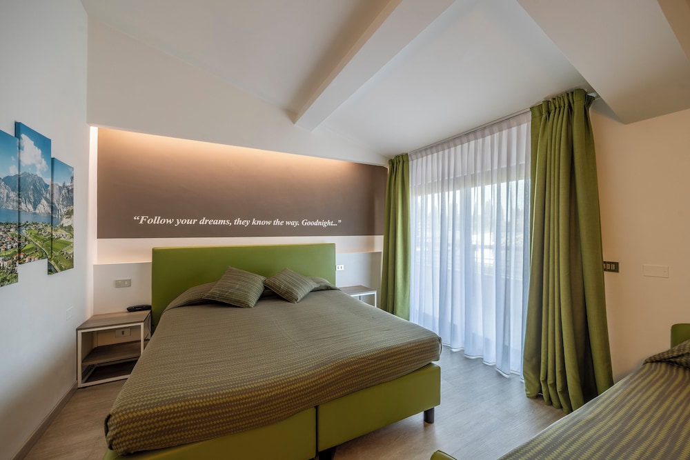 Double or Twin Room, Balcony, Partial Lake View - Photo 8