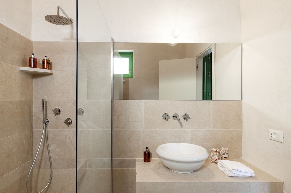 Suite - Photo 10