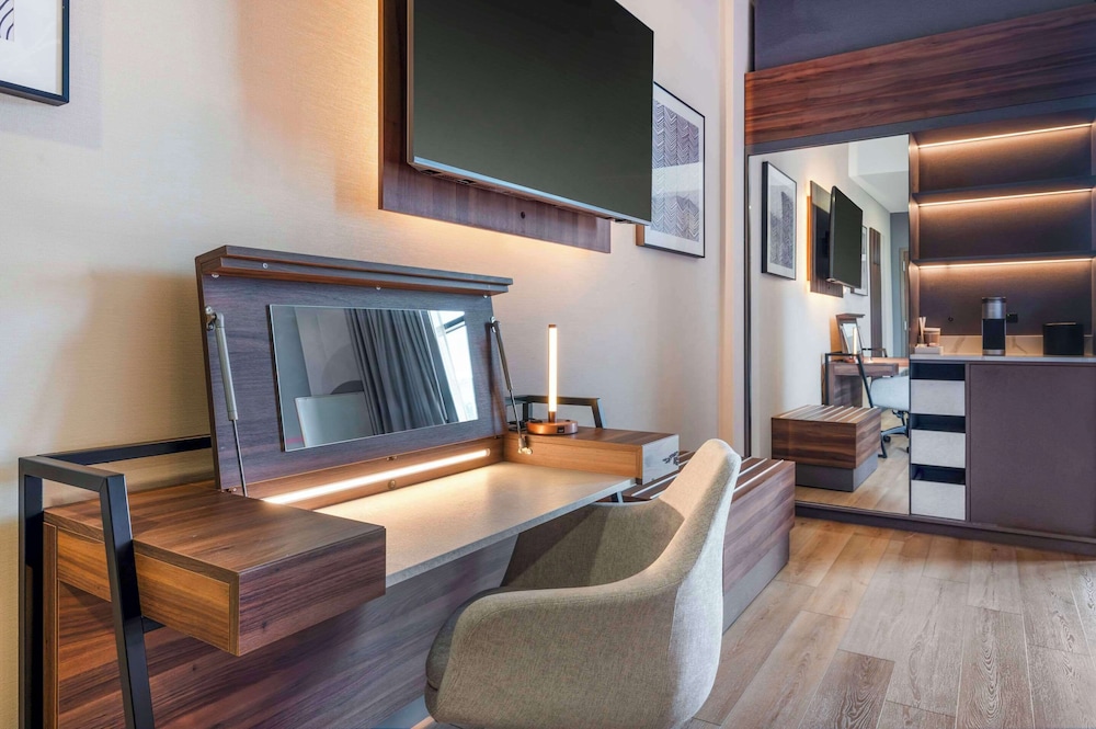 King Suite with City View photo 2